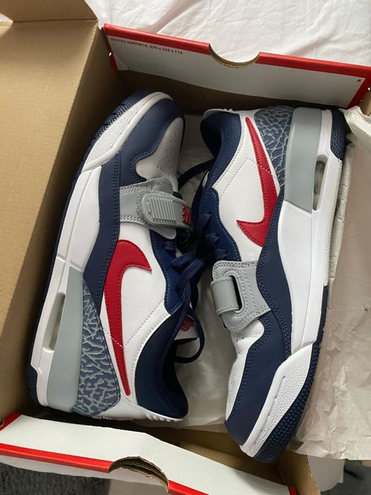 Adidasi Nike AirJordan.