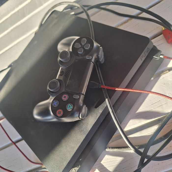 Vand PS 4 cu controller si 4 CD in stare buna.