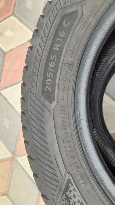 Vând 2 anvelope de iarna 205 65 r16c BARUM aproape noi din 2022