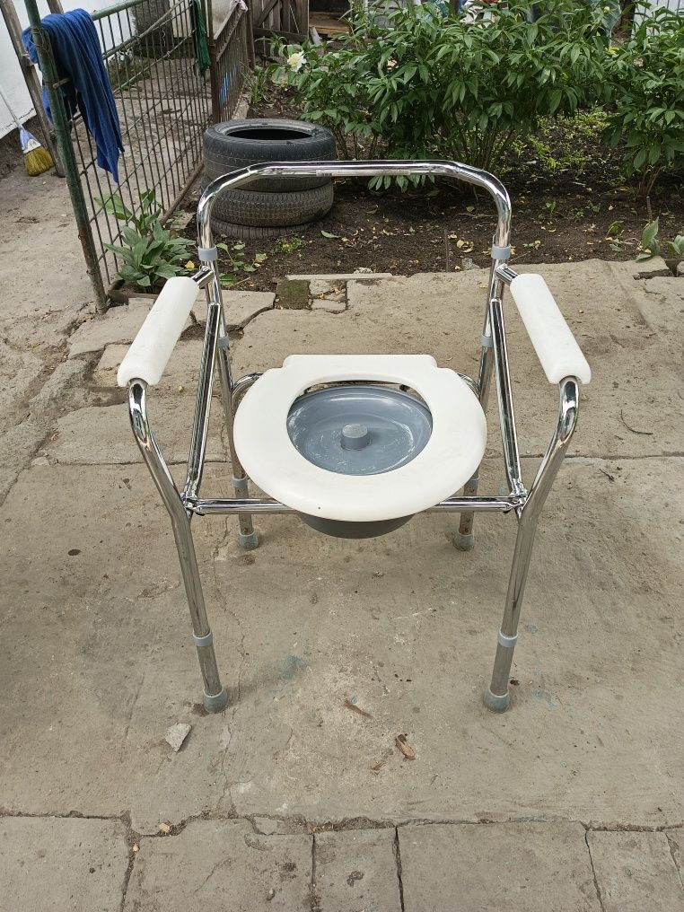 Кресло туалет для пожилых и инвалидов.