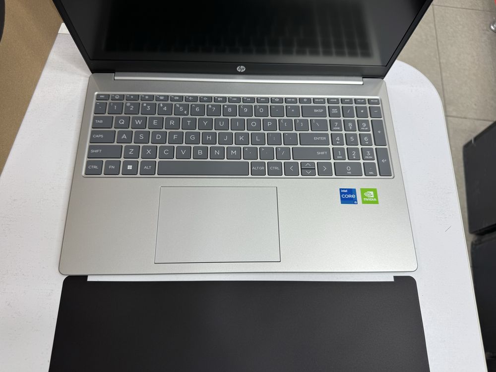 hp i5-1334 8/512 2 ta videokartalik mutlaqo yangisidan keldi IT uchun