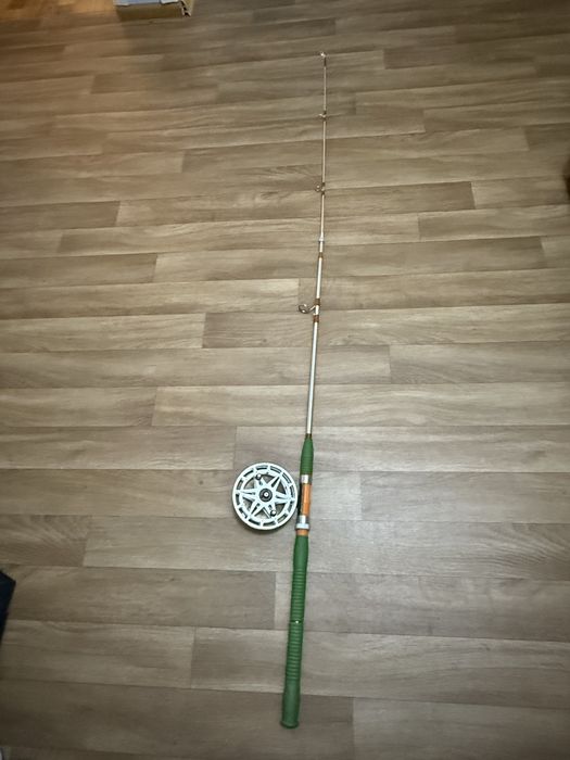 продаётся  спиннинг с катушкой   советского  производства