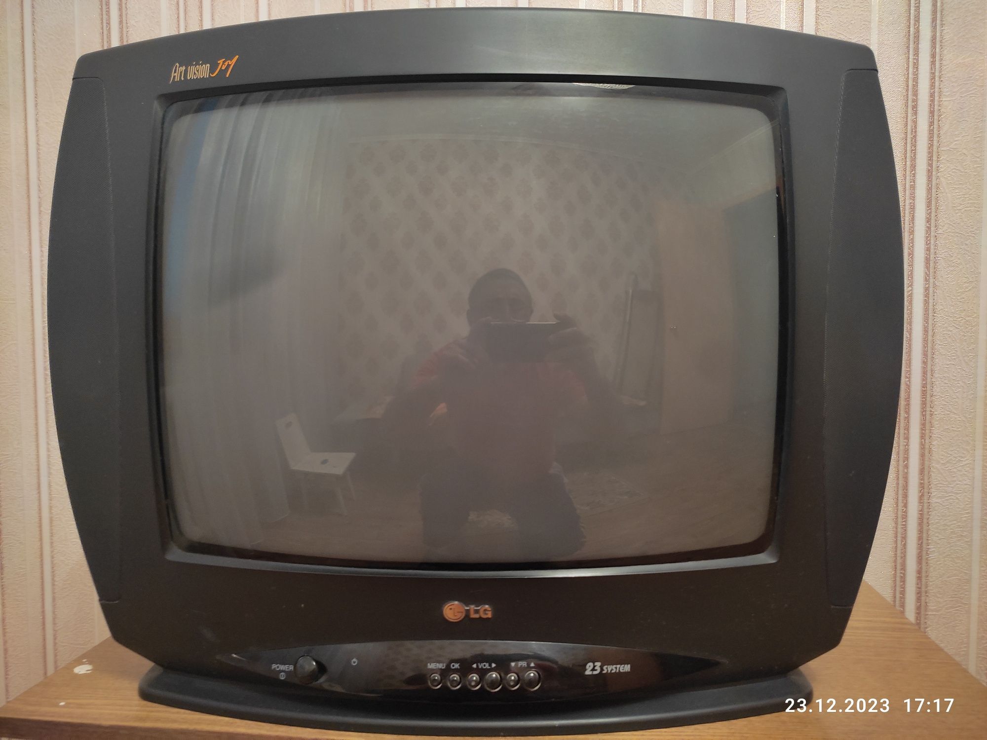 Телевизор LG диогонал 51см