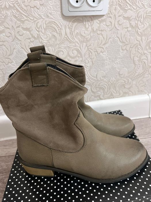 Продается полу сапожки осенние