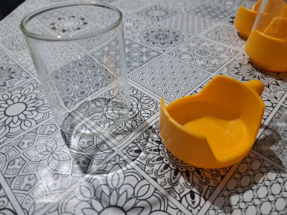 Чашки с пластмасови подложки