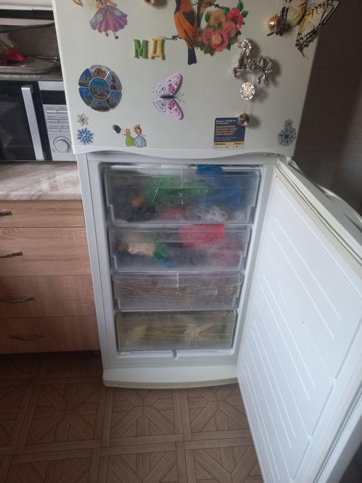 Продаются практически новый холодильник