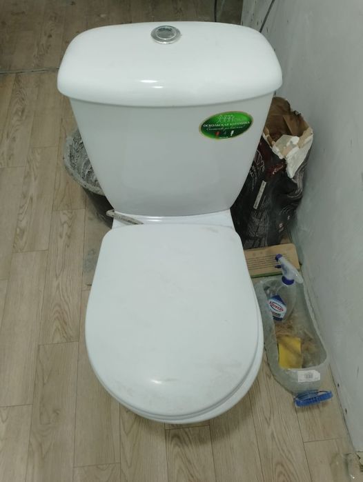 Продам унитаз с бочком в отличном состоянии