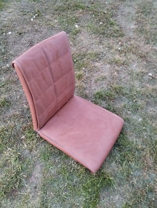 Vand scaune noi fara picioare maro si negre imitatie de piele