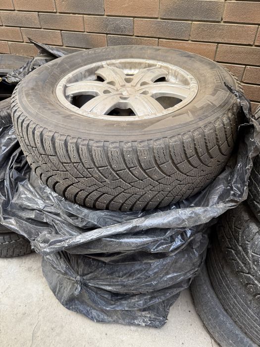 Комплект зимней шипованноq резины Pirelli 265 65 R17 с дисками Прадо