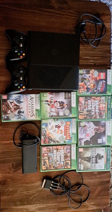 Xbox 360 E – комплект с 2 джойстика и 7 игри (дискове) + инсталирани