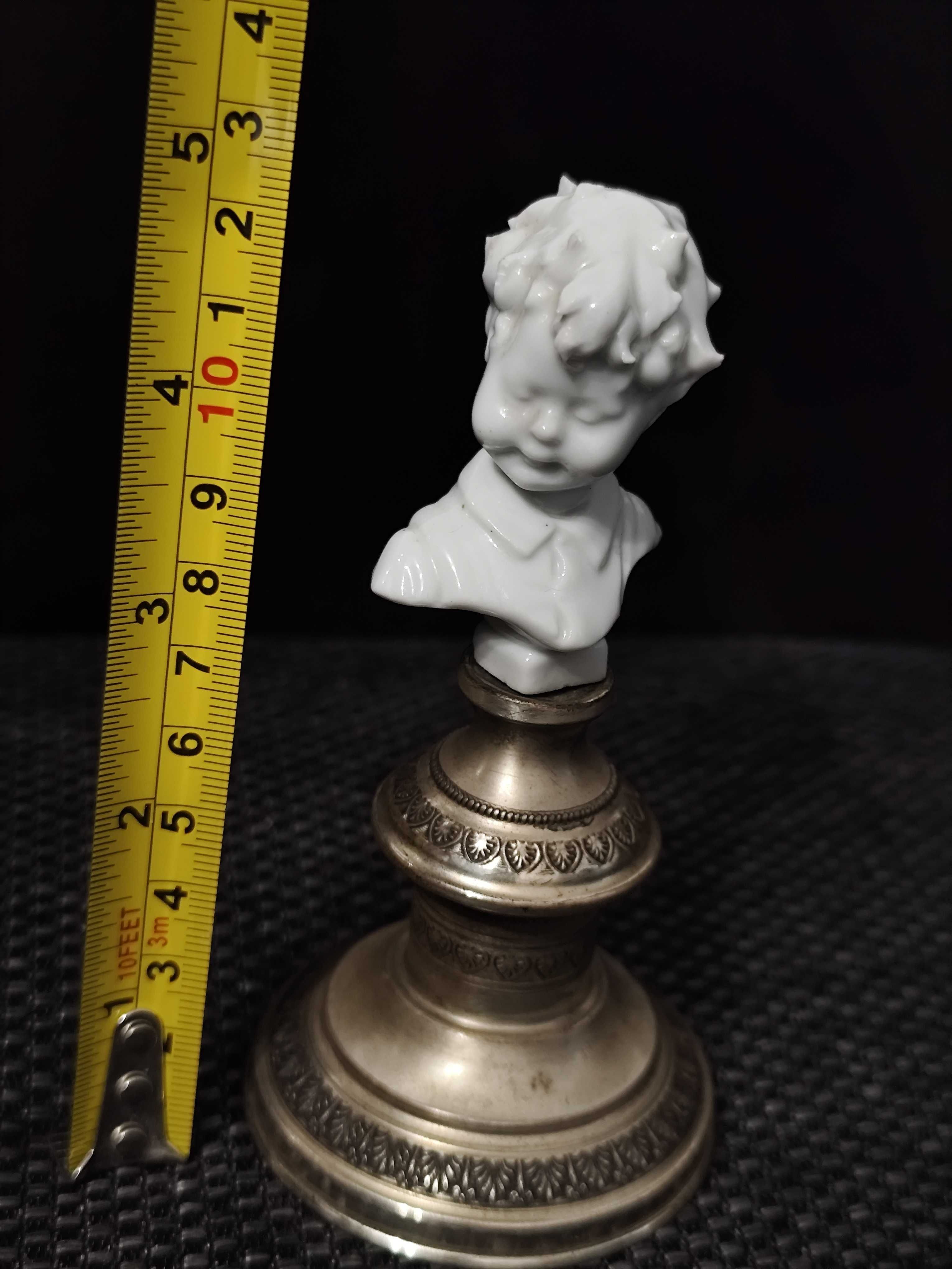 Statueta veche, bust copil, porțelan alb pe soclu din argint
