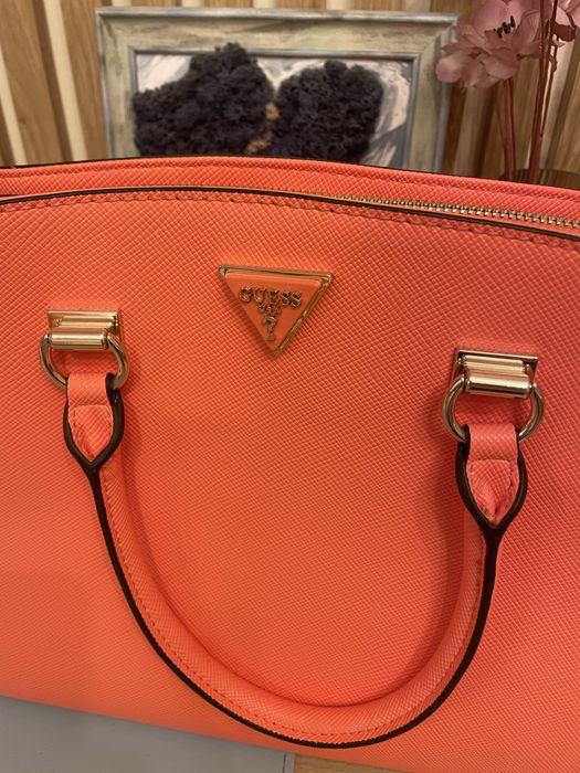 Елегантна чанта Guess