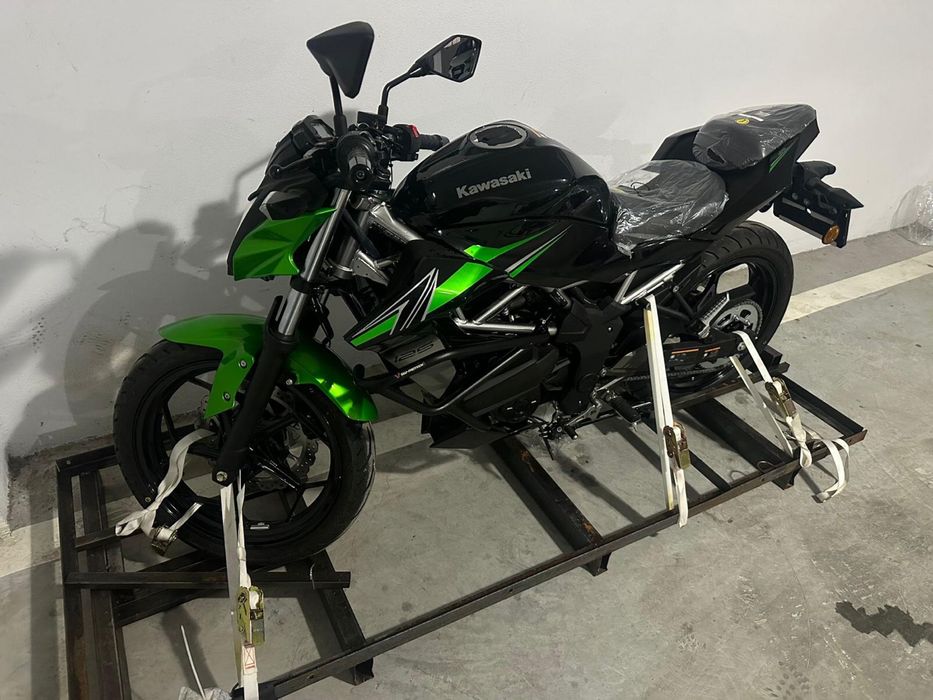Motocicleta Kawasaki Z125 model 2023, CANDY LIME GREEN 1