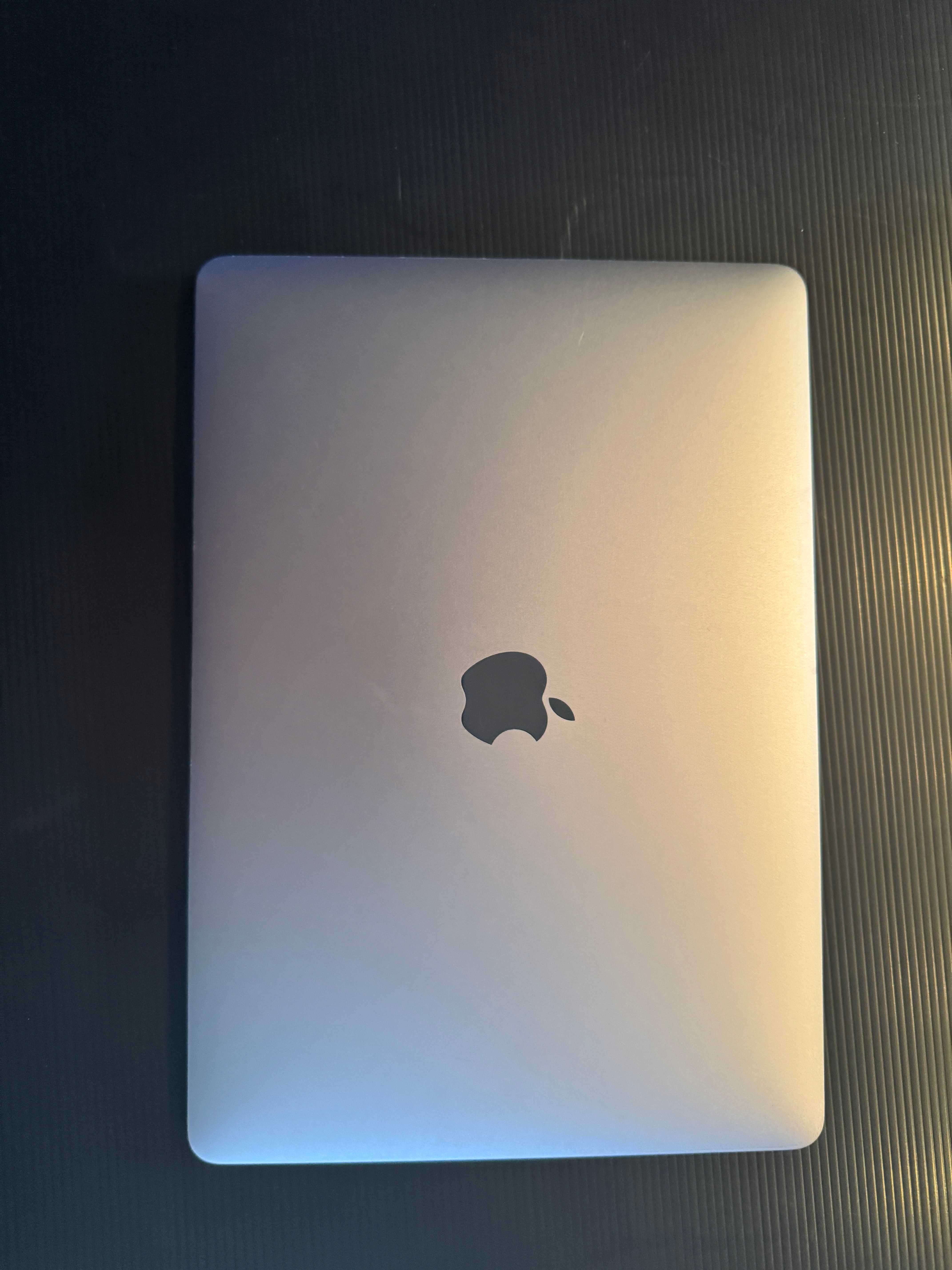 MacBook Pro Silver, 13.3", 256GB SDD, 8GB RAM, WiFi