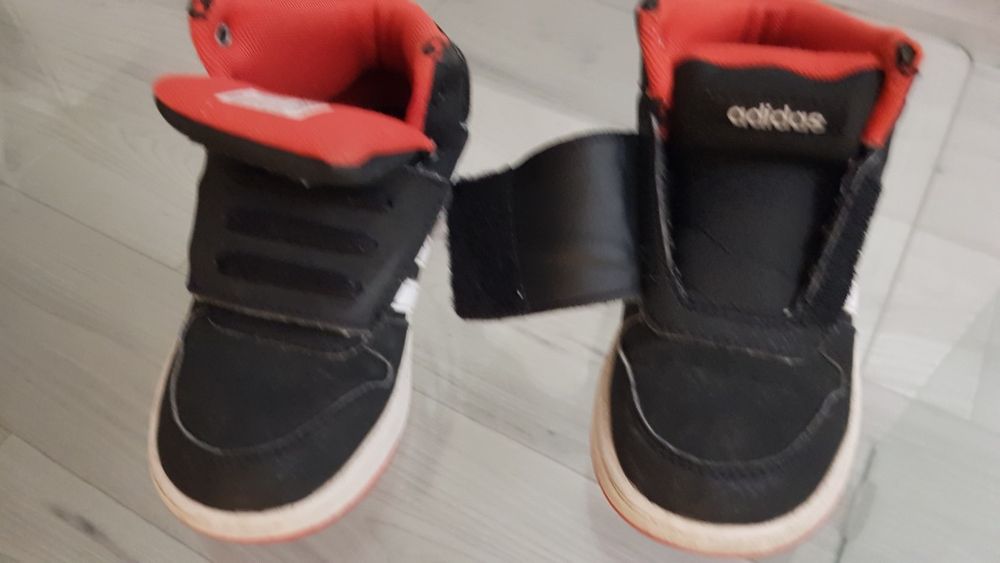 Vand adidasi de copii, marimea 27,marca adidas, in stare buna.