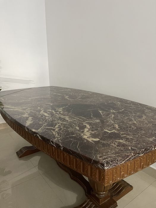 Masa din lemn masiv cu placa de marmura deasupra