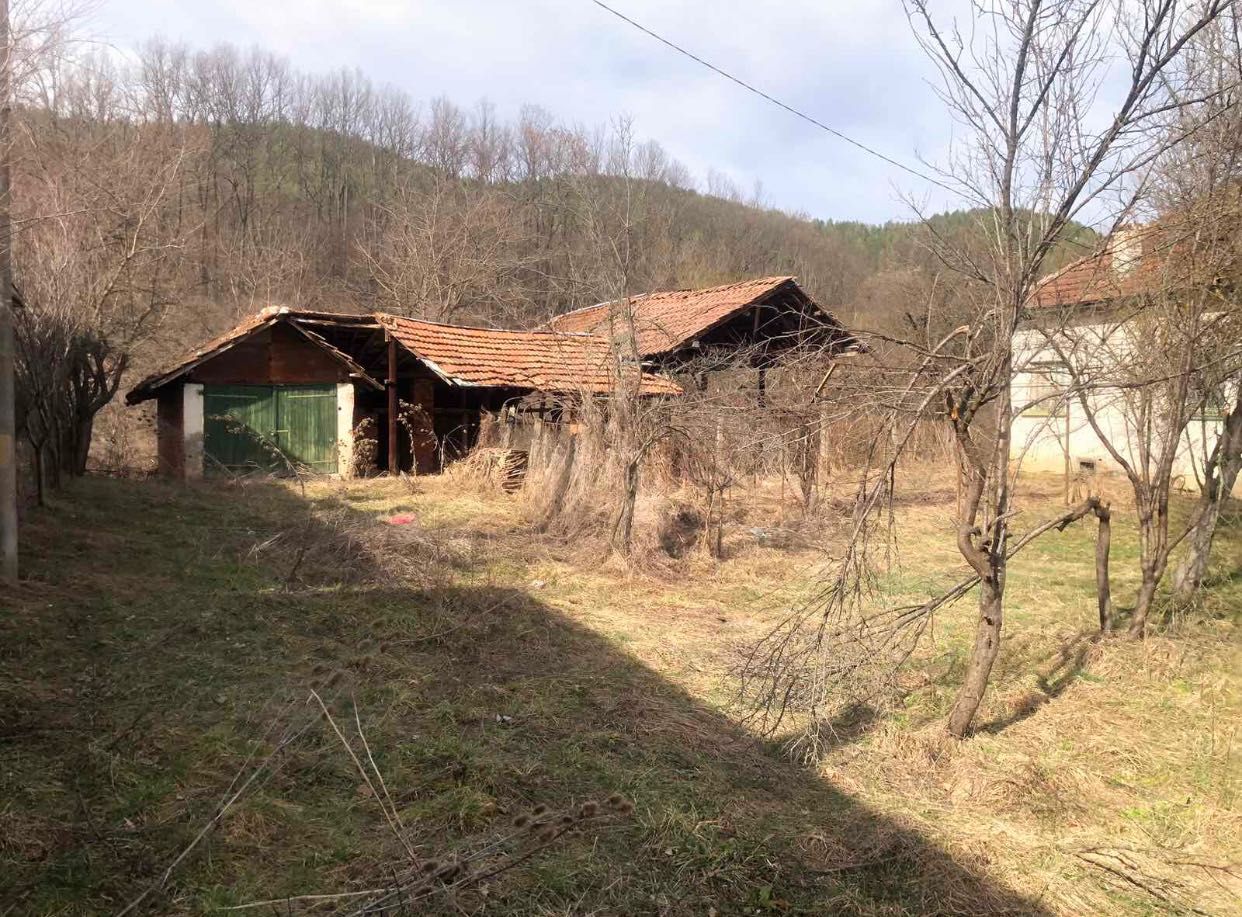 Къщата е на главна улица в близост до правец и етрополе