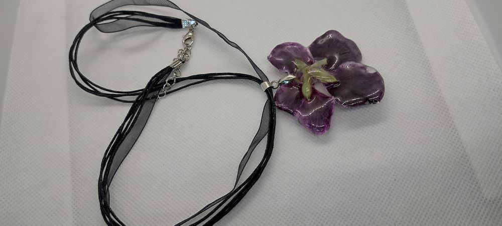 Колие с естествен цвят на Налба.  Дължината е максимално 23 см