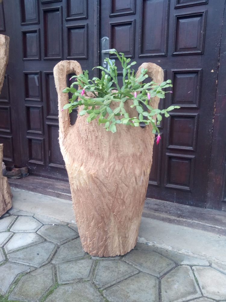 Vaza pentru flori sculptata cu drujba