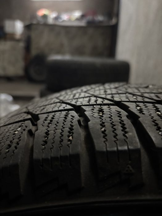 Продам Шины зимние б/у размер 205/55/16