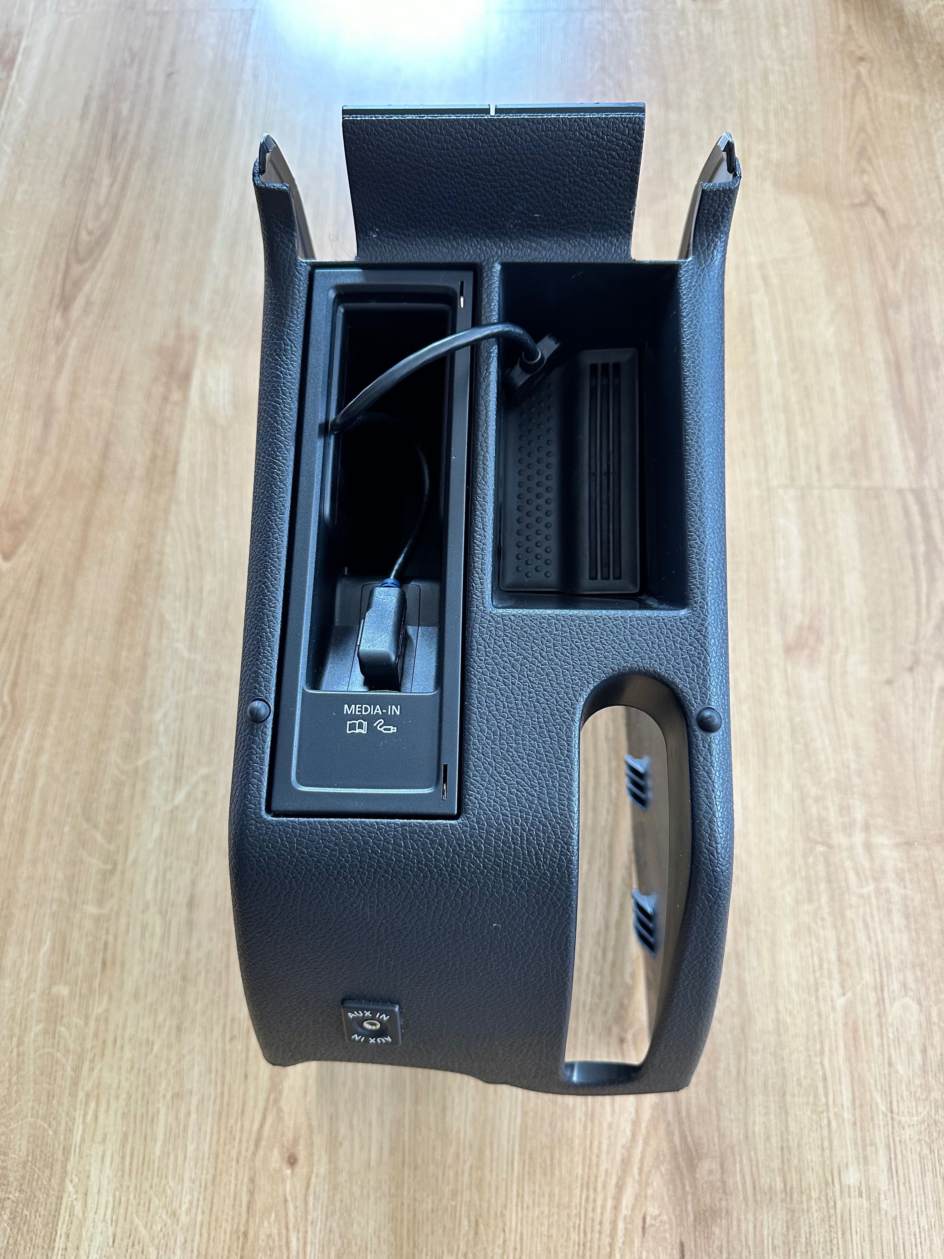 Cotiera VW Scirocco cu Media-In si cablu iPhone (fara capac)