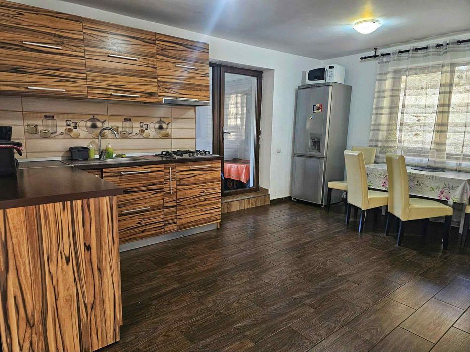 Inchiriez casa de vacanta