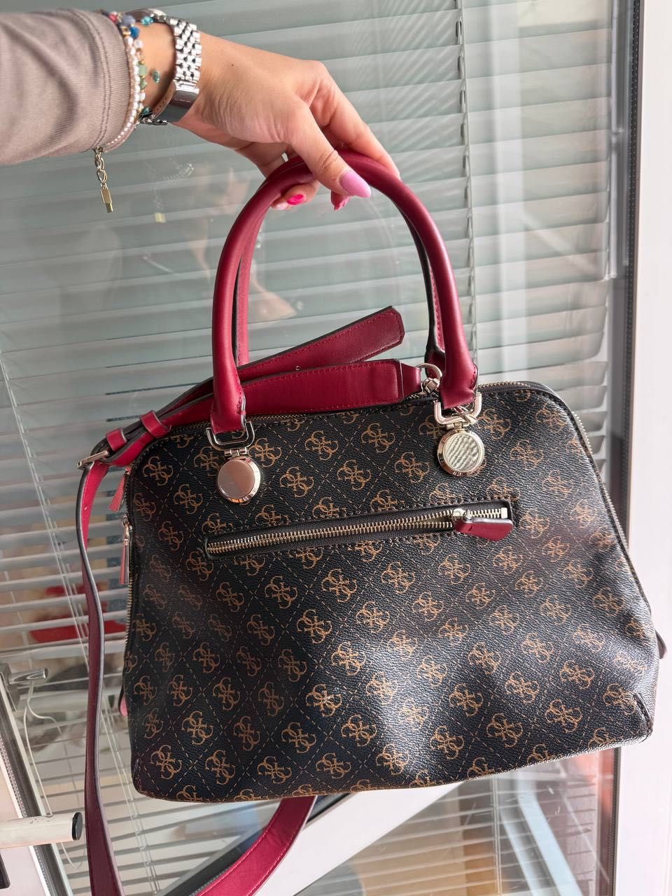 Чанта на Guess….