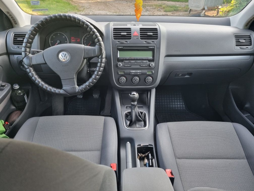 Продавам фолксваген голф5 вариант 1,9 TDI