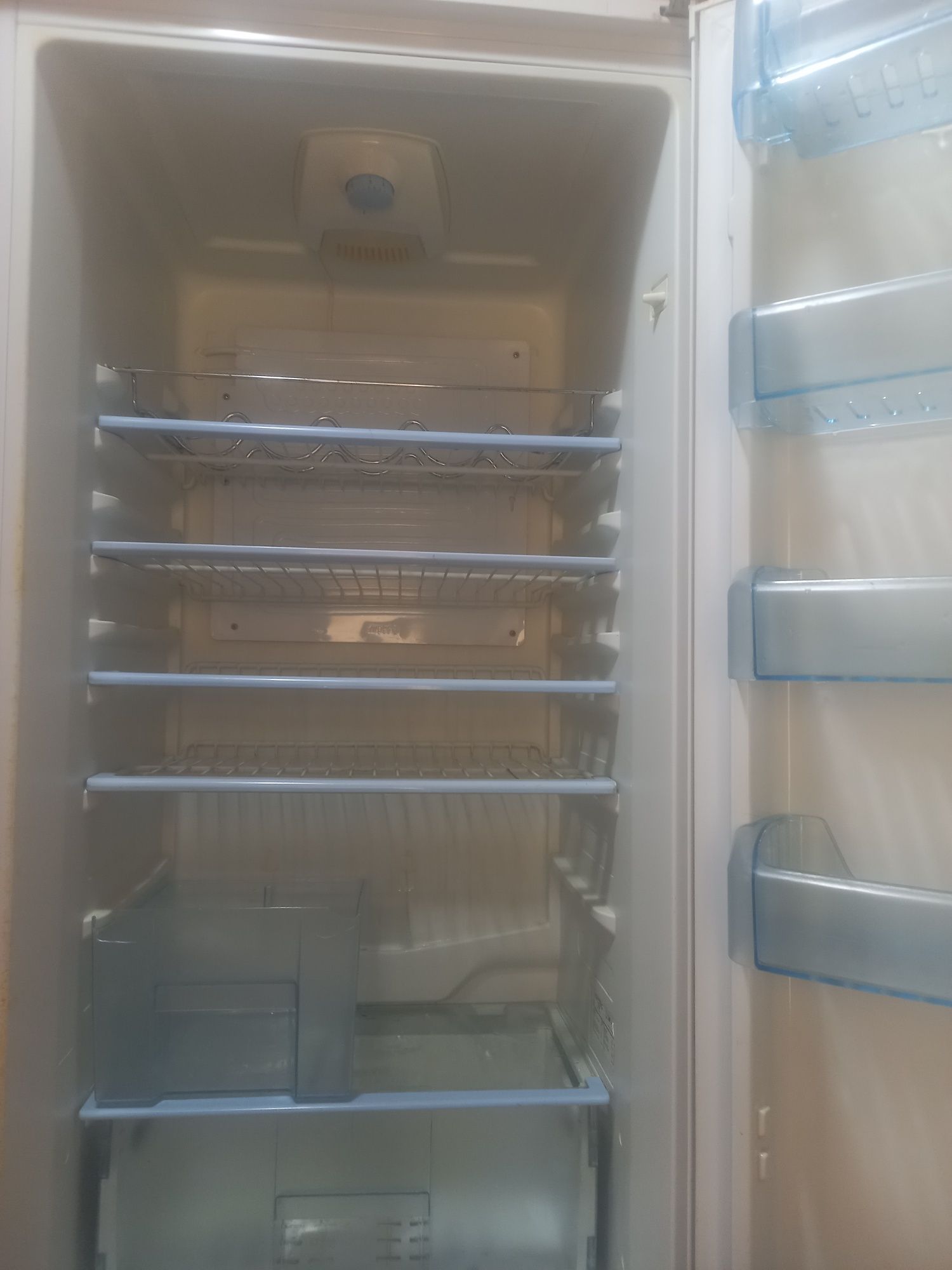 Vând urgent două frigidere Arctic, functionează excelent, preț 500 pen