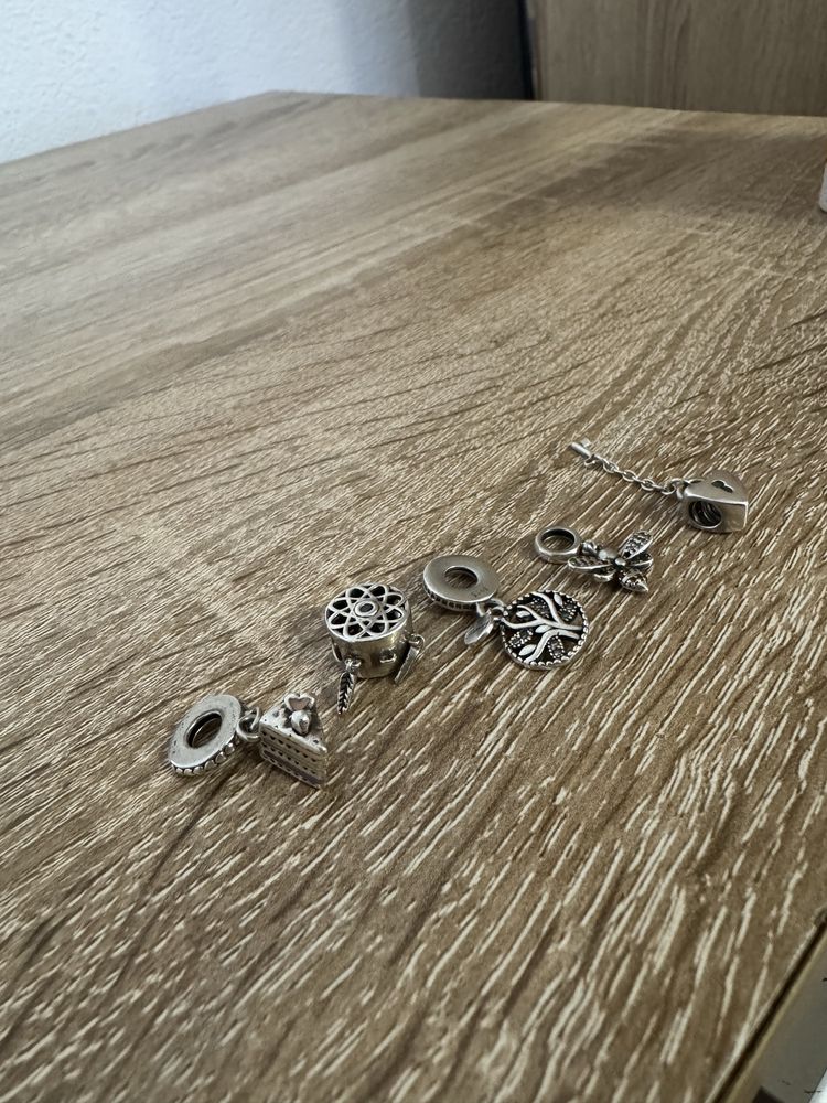 Vand bratara Pandora cu 7 charmuri - un charm Swarovski