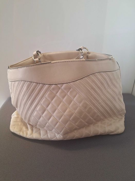 Geanta de dama firma Guess.