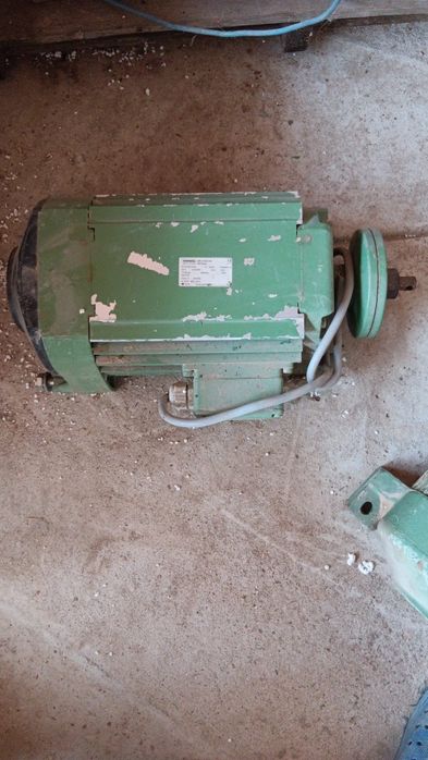 Vând motoare electrice