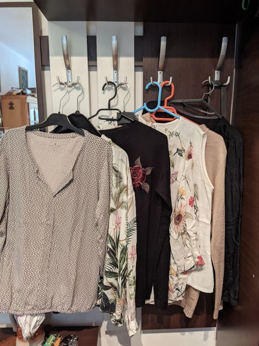 Bluze damă șapte bucăți .de la  10 lei la 15 lei.