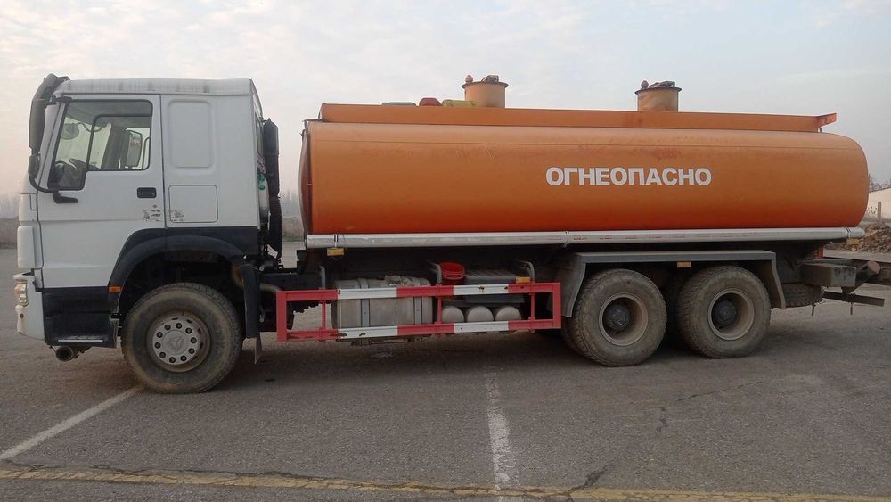 Бензовоз  марки HOWO