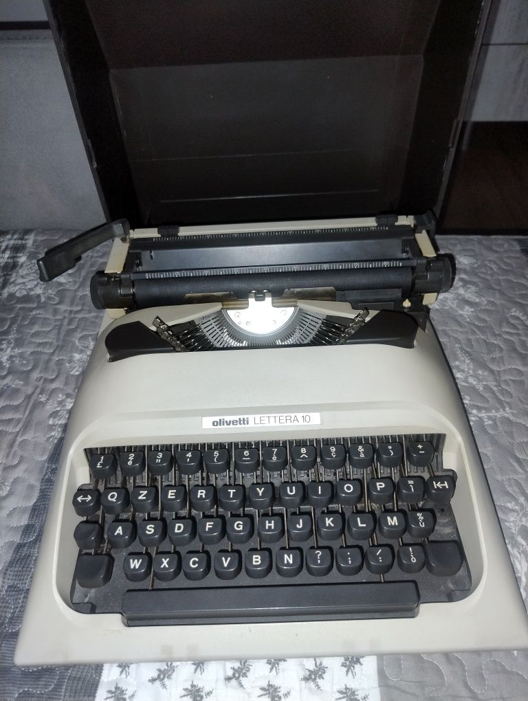Mașina de scris Olivetti