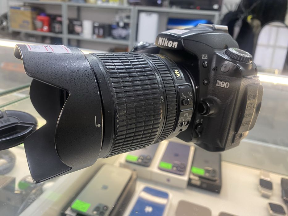 Nikon D90 — это зеркальная камера формата DX