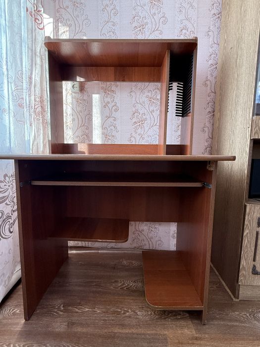 Продам компьютерный стол