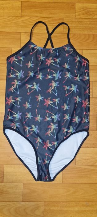 Яркий слитный купальник