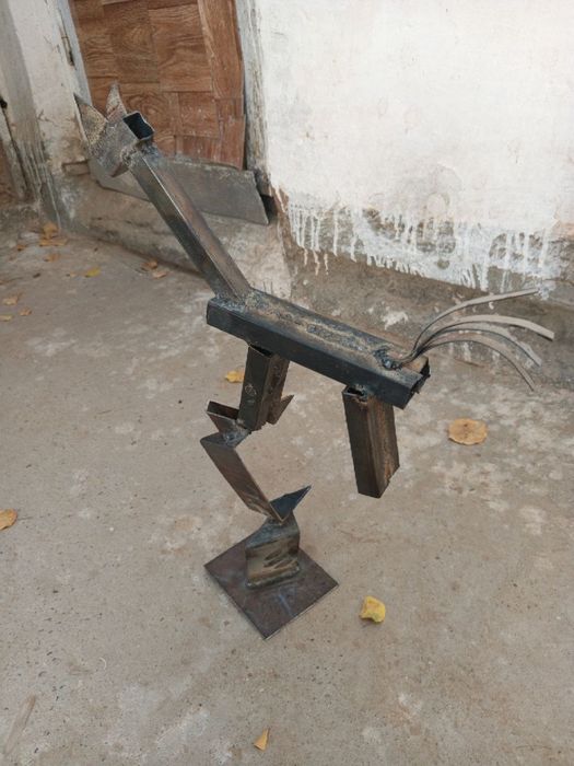 Скульптура из железного мусора