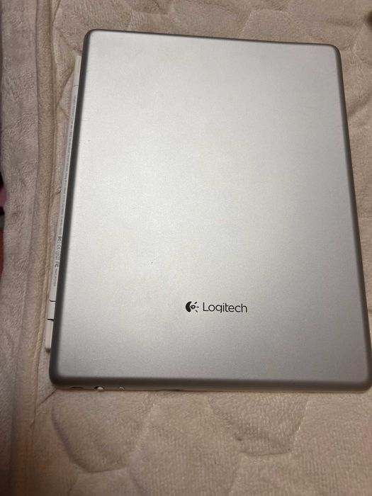 Logitech Y-R0032 Ultrathin Keyboard Cover Bluetooth for iPad