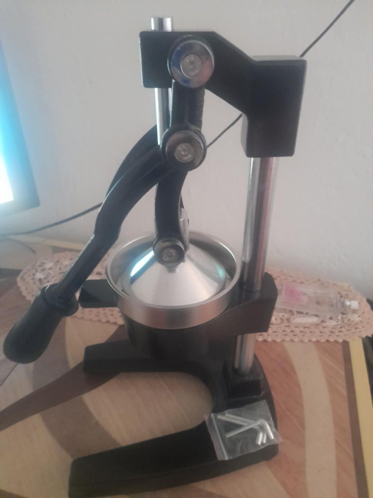 Vând presa de fructe ,noua