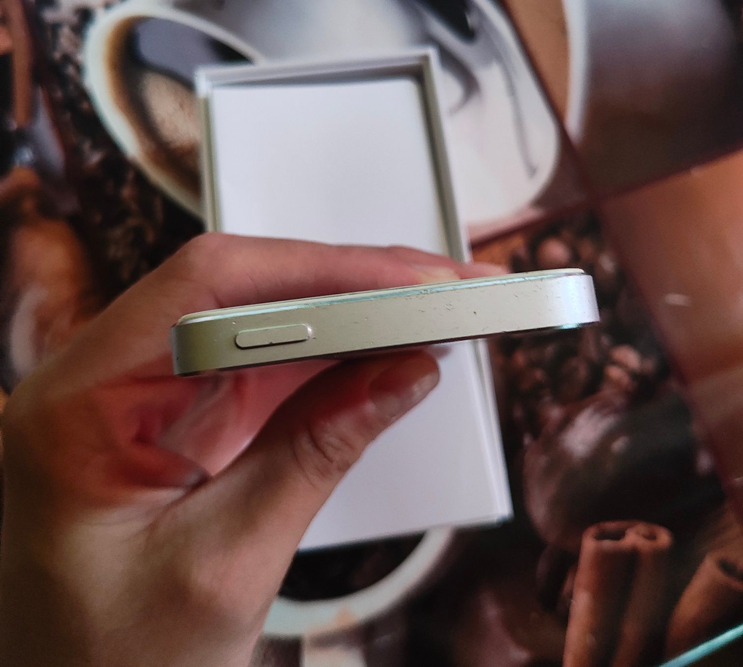 продавам iphone 5 SE
