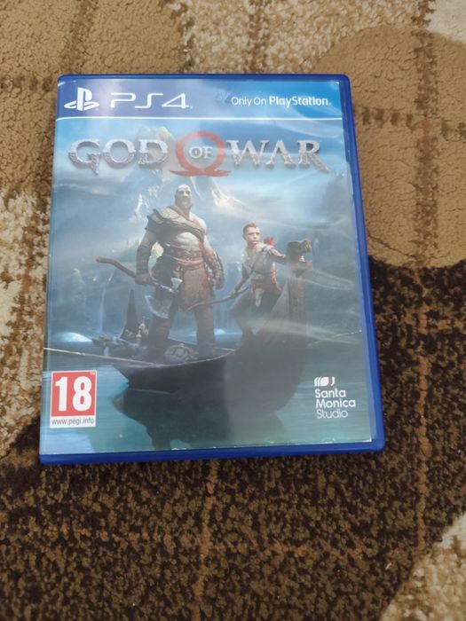 PS4 in stare buna + controler și GOD OF WAR