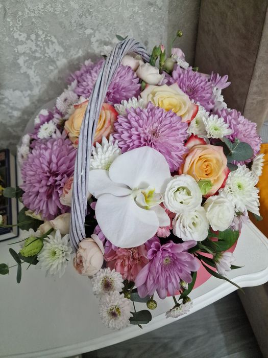 Продам цветы в корзинке свежие