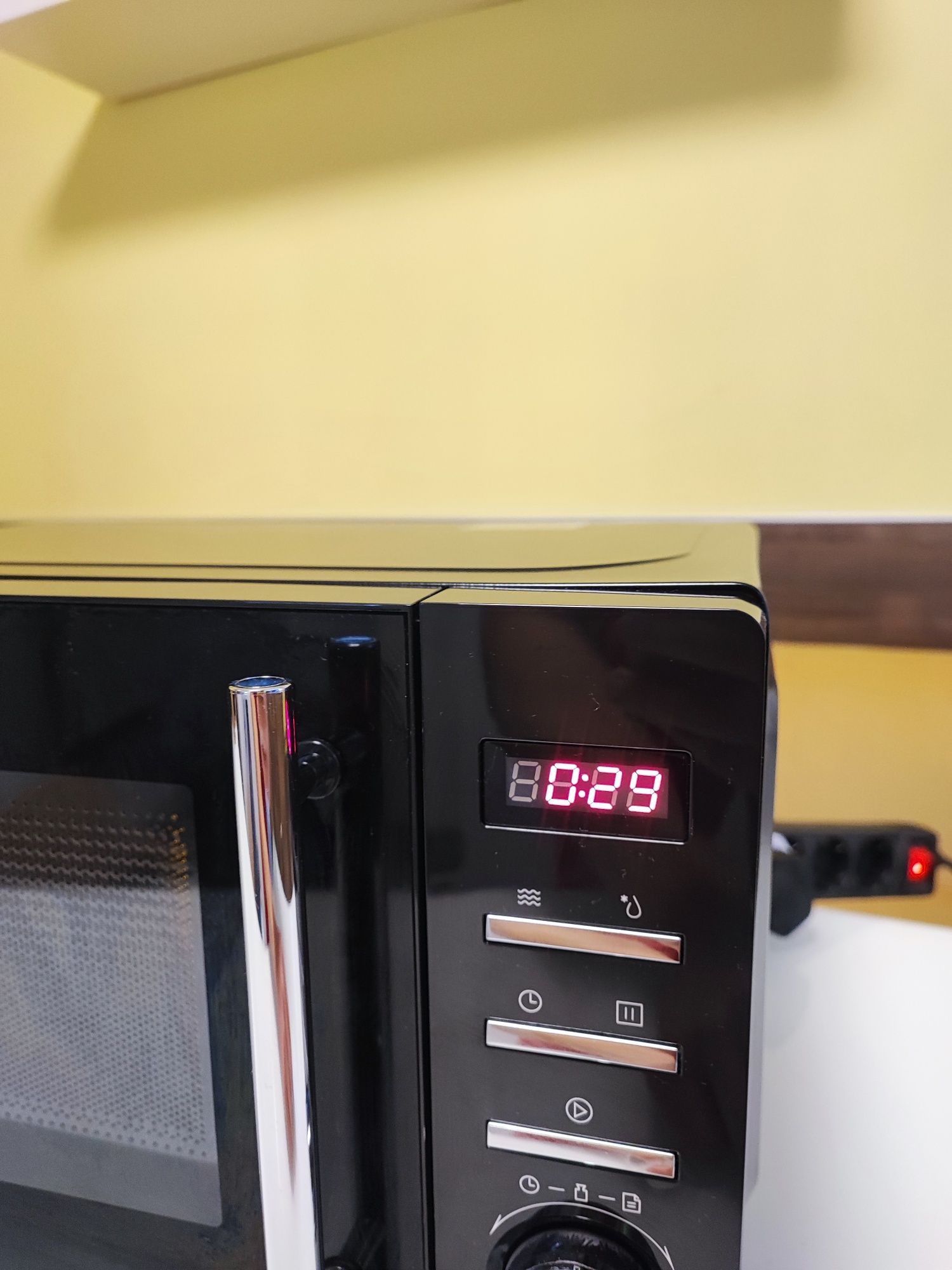 Микровълнова DeLonghi 20L нова