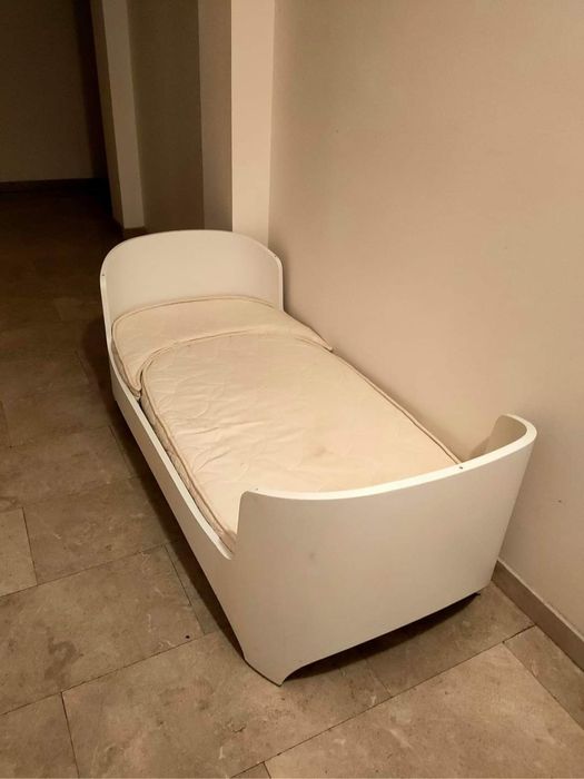 Vând pătuț Leander lemn  original,cu saltea bambus+husă impermeabilă