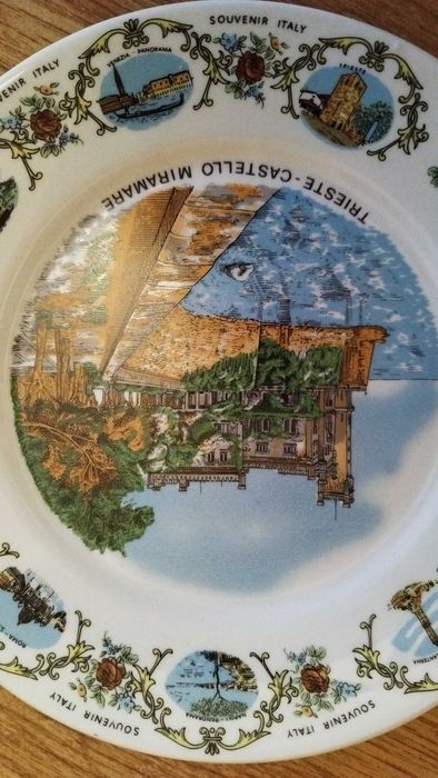 Красива декоративна,порцеланова чиния от Триест Италия