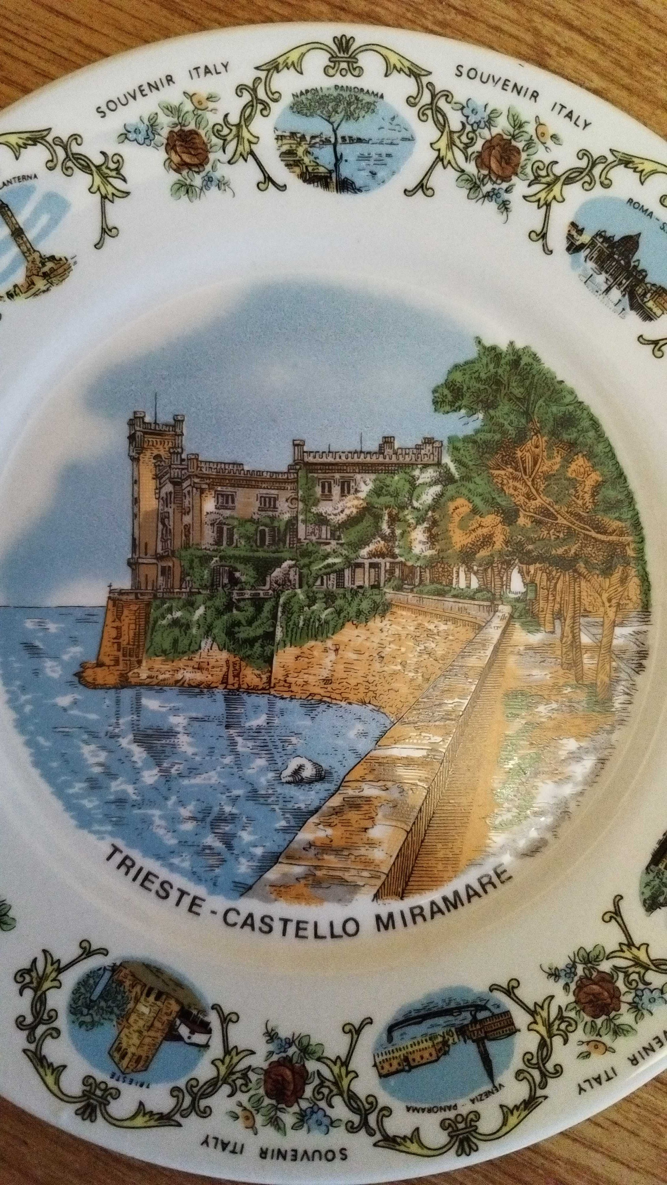 Красива декоративна,порцеланова чиния от Триест Италия