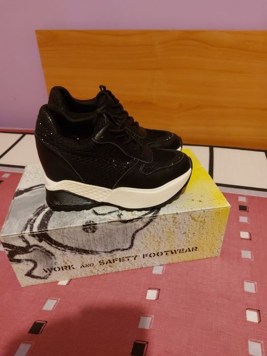 Vând Adidași cu Platforma Mărimea 37