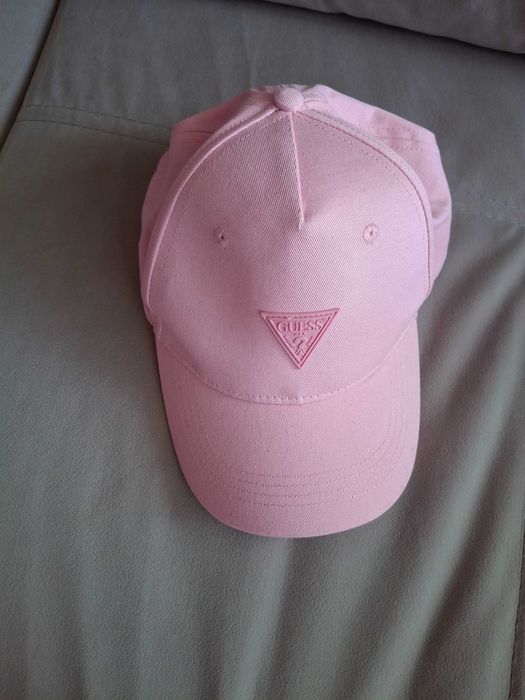 Нова шапка Guess